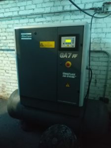 Compresor de aire de tornillo con calderín marca ATLAS COPCO modelo GA7 FF de 10 cv